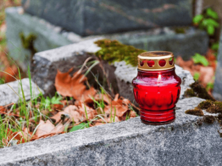 Как выбрать лампадку для кладбища: 7 важных нюансов